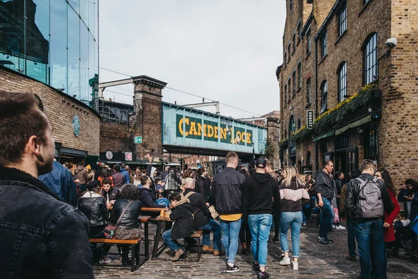 Menschen gehen an Essensständen im Camden Market, London, Großbritannien vorbei — Stockfoto