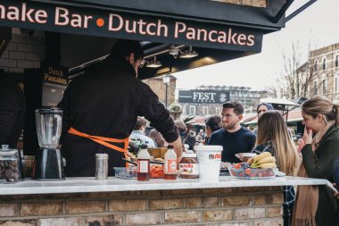 Bir ahır içinde Camden Market, Lo, Hollandalı krep pişirme personel