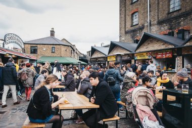 Camden Market, Londra, U içinde açık masalarda oturan insanlar