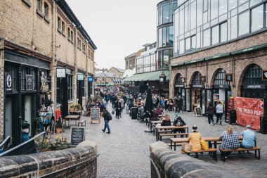İnsanlar Camden ahır Market içinde Londra, İngiltere.