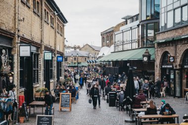 İnsanlar Camden ahır Market içinde Londra, İngiltere.