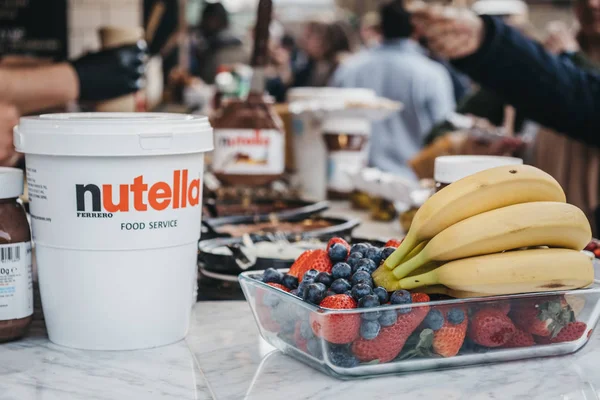 Nutella and fruits at Dutch pancakes stall inside Camden Market, — Stock Photo, Image