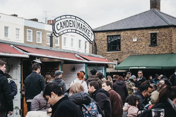 Lidé sedí u venkovních stolků uvnitř U Tržiště Camden, Londýn, — Stock fotografie