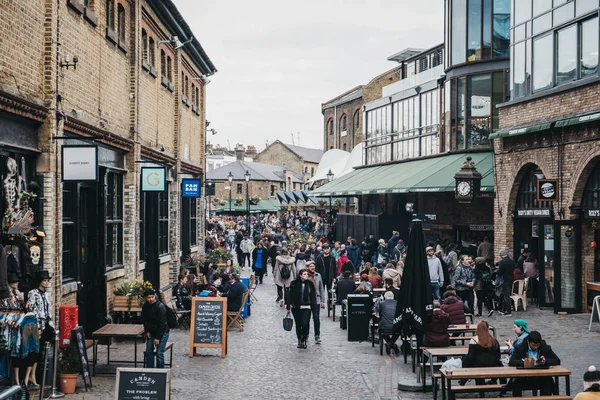 Personas caminando dentro del Camden Stables Market, Londres, Reino Unido . —  Fotos de Stock
