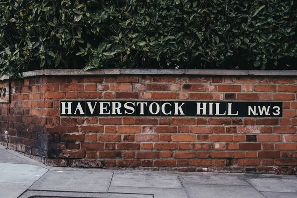 在 Haverstock 山, Belsize 公园的街道名称标志, 一个高档 ar — 图库照片