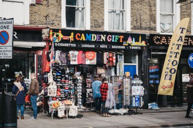 İnsanlar geçmiş bir sokakta Camden için Hediyelik eşya dükkanı