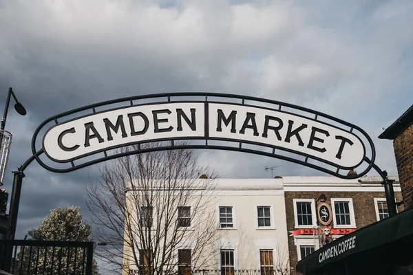 Знак Camden Market над входными воротами, Лондон, Великобритания . — стоковое фото