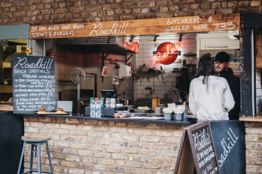 Camden Market içinde Londra Roadkill sokak gıda kadroyla standı
