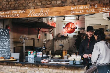 Camden Market içinde Londra Roadkill sokak gıda kadroyla standı