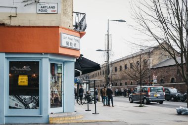 Lan Kwai Fong Doğu Asya restoran Camde içinde geçmiş insanlar