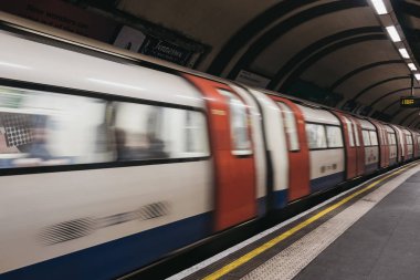 Londra metro istasyonu, Birleşik Krallık, Hareket Bulanıklığı çıkış yapan tren.