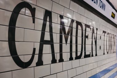 Camden Town metro istasyonu platformunda istasyon adı,