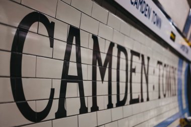Camden Town metro istasyonu platformunda istasyon adı,