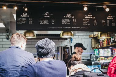İnsanlar Camden Market içinde Londra bir durak üzerinden yemek siparişi, 