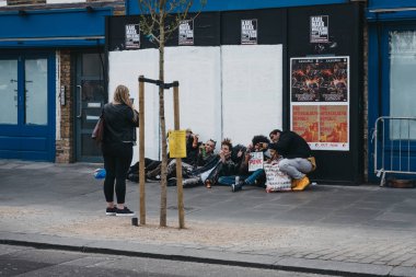 Kadın alarak fotoğraf Ca bir sokakta bir fotoğraf için poz bilirsiniz