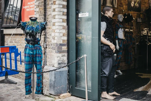 Ropa ecléctica en un maniquí fuera de una tienda en Camden Town, L — Foto de Stock