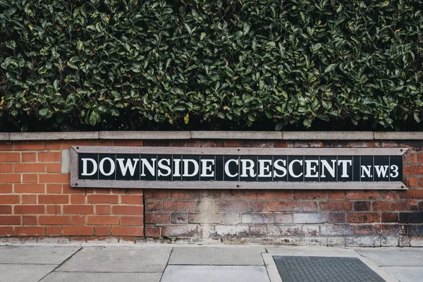 伦敦贝尔西公园路边新月的街道名称标志. — 图库照片