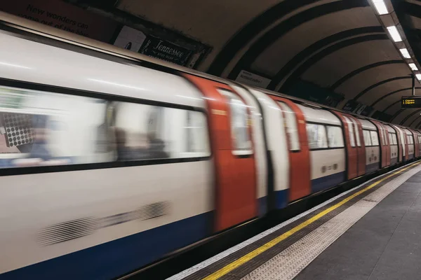 Trein vertrekt van de London Underground station, Verenigd Koninkrijk, bewegingsonscherpte. — Stockfoto