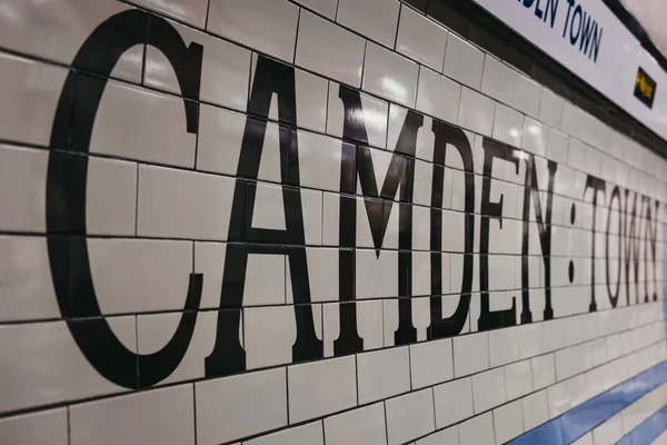 Bahnhofsname auf dem Bahnsteig der U-Bahn-Station Camden Town, — Stockfoto
