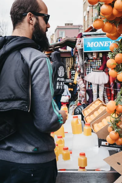 Fresh orange juice on sale a stall inside Camden Market, London, — Stock Photo, Image