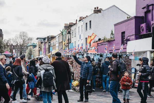 People walking inside Camden Market, Londra, Regno Unito . — Foto Stock