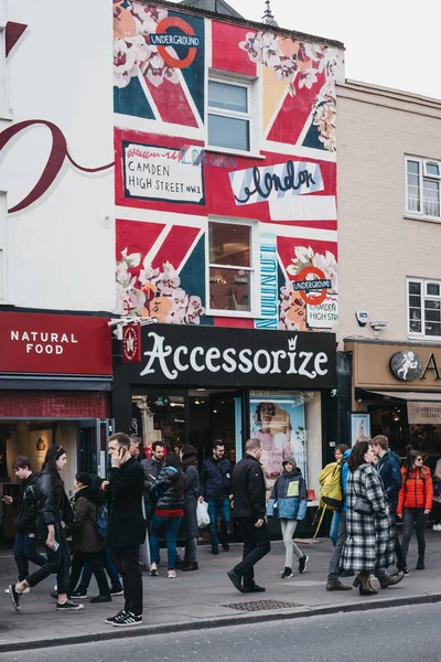 Menschen gehen an den Geschäften auf einer Straße in Camden Town, London vorbei — Stockfoto