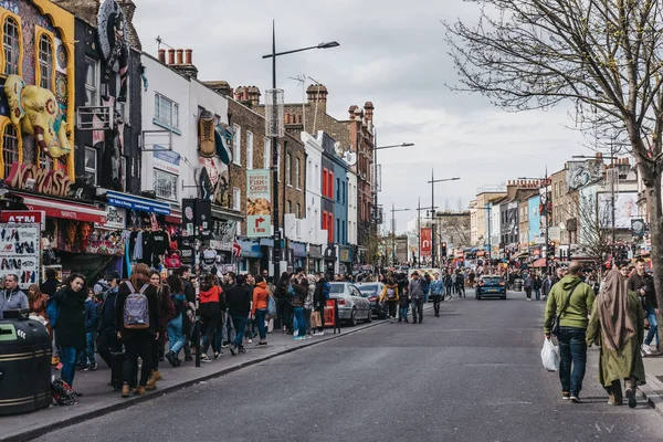 Menschen gehen an den Geschäften auf einer Straße in Camden Town, London vorbei — Stockfoto