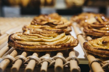 Fırından yeni çıkmış bir fırın satışa elmalı tart.