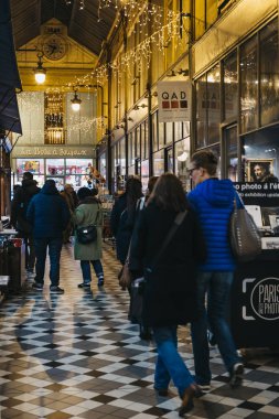 Dükkan Paris, Fran küçük bir sokakta yürüyen turist