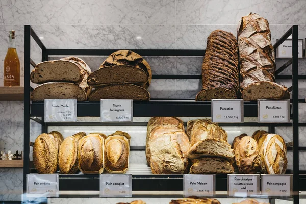 Variedad de pan fresco artesanal a la venta en una panadería (panadería ) —  Fotos de Stock