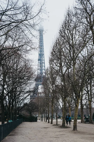 Pessoas caminhando em Champ de Mars em Paris, França, Torre Eiffel o — Fotografia de Stock