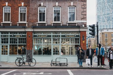 İnsanlar Spitalfields Market, Londra, Ingiltere geçmiş yürüyüş.