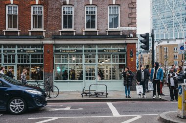 İnsanlar Spitalfields Market, Londra, Ingiltere geçmiş yürüyüş.