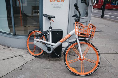 Doğu Londra 'da bir sokakta mobike bisiklet, Ingiltere.