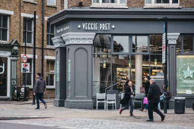 Pret A Manger sandviç dükkanı geçmiş insanlar, Londra, Ingiltere.