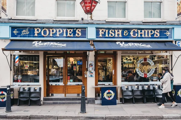 Lidé, kteří se procházeli kolem Poppie 's v obchodě s rybami a chipsy v Spitalfields — Stock fotografie