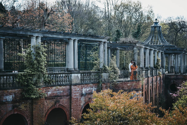 Люди, прогуливающиеся по The Hill Garden и Pergola в Golders Gre
