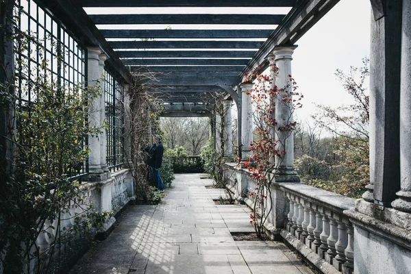 People walking inside The Hill Garden and Pergola in Golders Gre — Stock Photo, Image