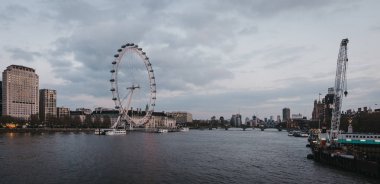 London Eye'ın panoramik manzarası, şehir silueti ve Mi'den simgesel yapılar