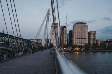 Millennium Bridg'den alacakaranlıkta Londra'nın fotoğraflarını çeken turistler
