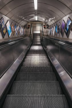 Embankment un platformuna giden yürüyen merdiveni görüntüleyin