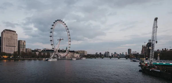 Panoramiczny widok na London Eye, panoramę miasta i zabytki z mi — Zdjęcie stockowe