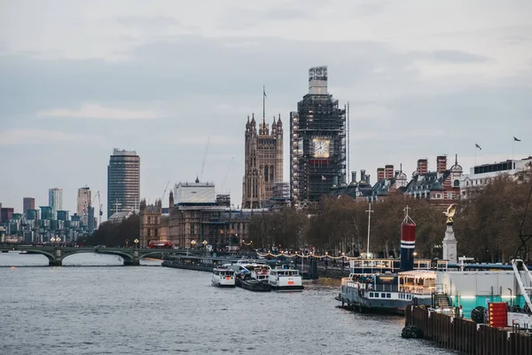 View of London skyline and Big Ben in scaffolding from Millenniu — Stock Photo, Image