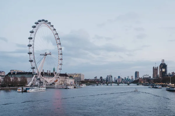 Blick auf das Auge Londons, die Skyline der Stadt und Sehenswürdigkeiten aus dem Jahrtausend b — Stockfoto
