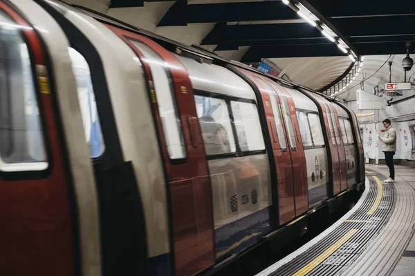 Trein aangekomen bij London Underground Station, London, UK. — Stockfoto