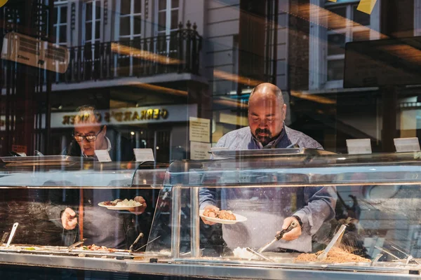 Clienti visti attraverso la finestra del buffet caldo cinese in Cina — Foto Stock