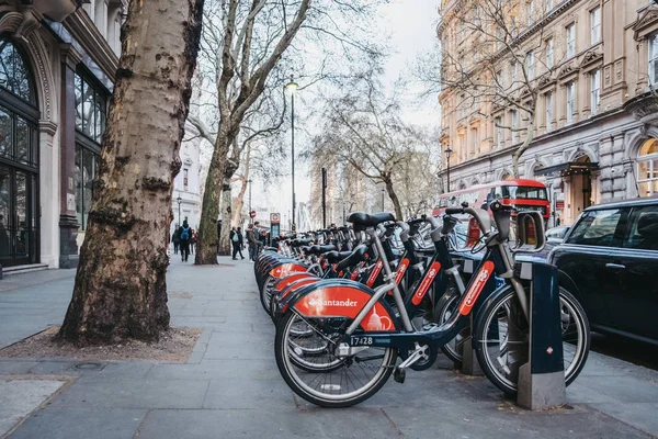 Estación de acoplamiento de bicicletas Santander Northumberland Avenue, Londres , — Foto de Stock