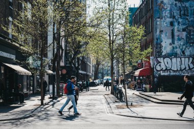 Tottenham Court Road üzerinde yürüyen insanlar, Londra, İngiltere, güneşli bir s