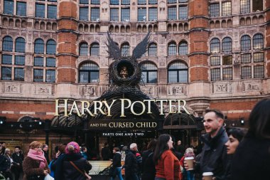 İnsanlar Harry Potter ve Lanetli Çocuk sig önünde yürüyüş