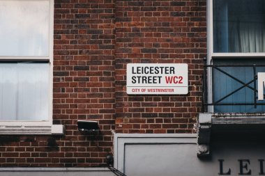 Wes şehrinde bir bina duvarında Leicester Street isim işareti